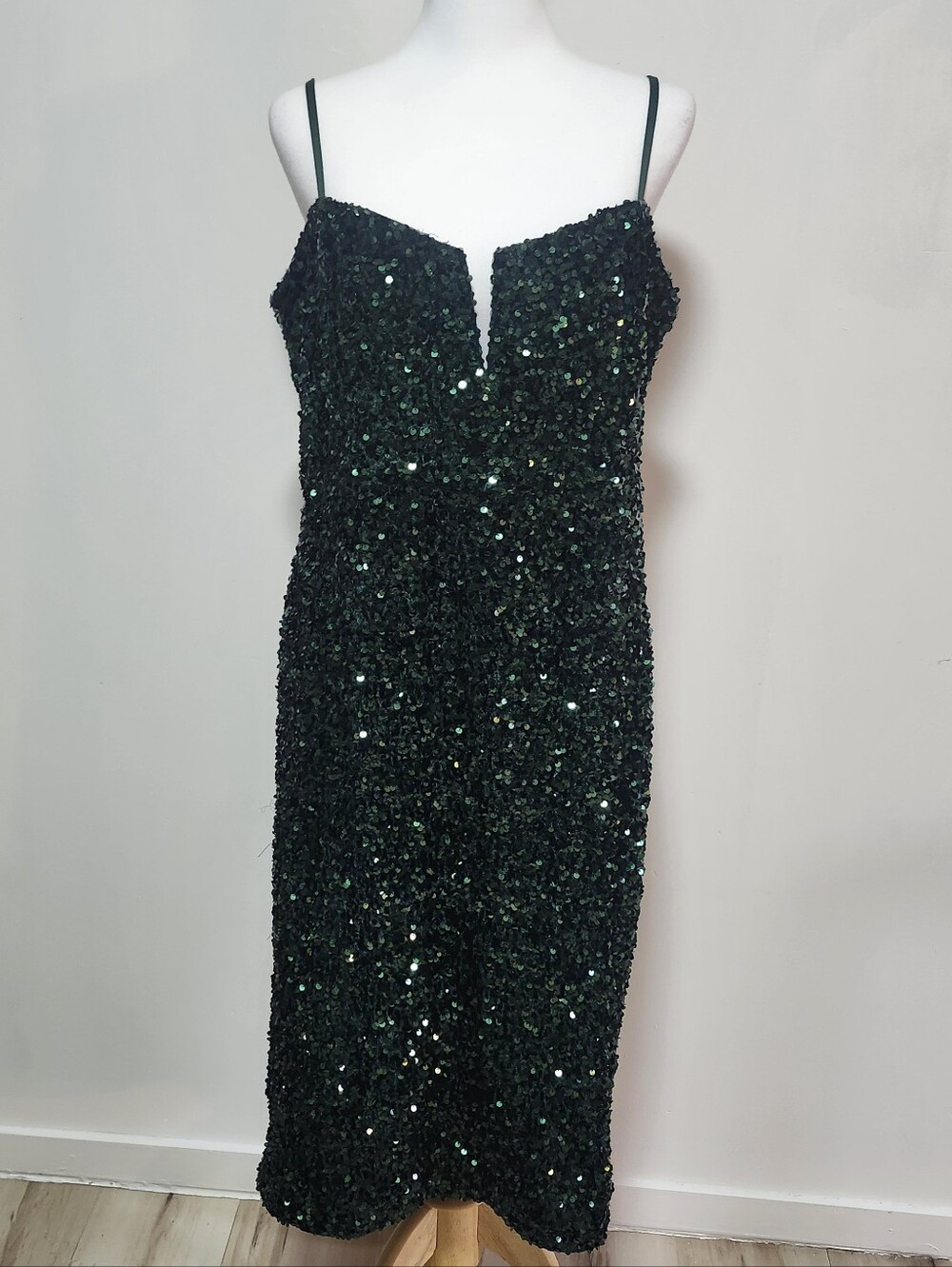 Le Chateau Emerald Sequin Spaghetti Strap Midi Dress